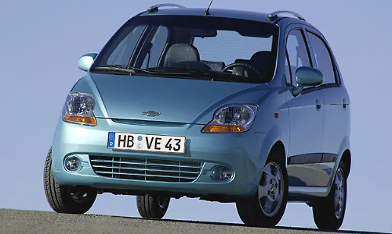 Der-Matiz-von-Chevrolet-gehoert-sicher-auch-in-die-Kategorie-Vernunftauto-Dennoch-gibt-es-Beweise-dass-auch-vernuenftige-Autos-nicht-unbedingt-ein-Stupsnasen-Design-haben-muessen-Der-Matiz-findet-nur-wenige-Fans-und-viele-Kritiker