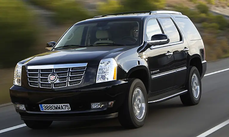 Der-Cadillac-Escalade-ist-ein-typisches-amerikanisches-SUV-Gross-wuchtig-und-nicht-gerade-verbrauchsarm-Ein-Auto-das-nicht-mehr-so-recht-zum-Zeitgeist-passen-will-was-auch-unsere-Leser-finden