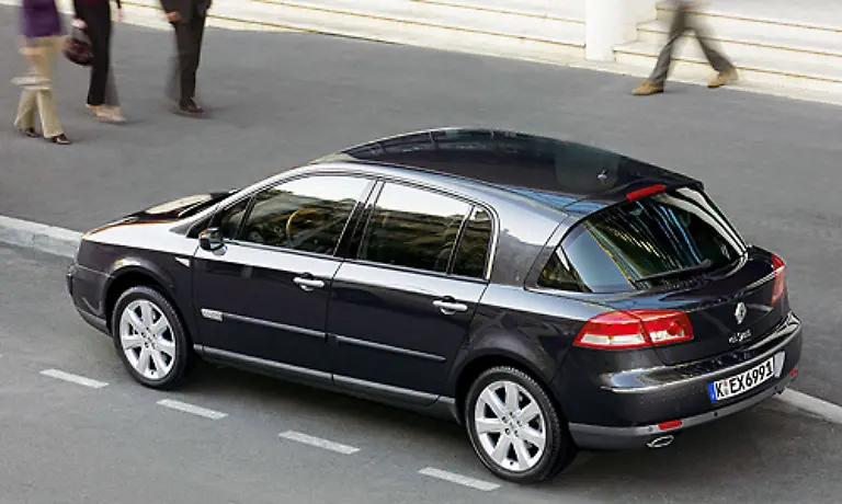 Renault-hat-einen-Hang-zum-dicken-Heck-Was-der-Megane-einst-begann-setzt-der-Vel-Satis-als-Spitzenmodell-der-Franzosen-fort-Vel-steht-fuer-Velocit-Geschwindigkeit-und-satis-fuer-Satisfaction-Zufriedenheit