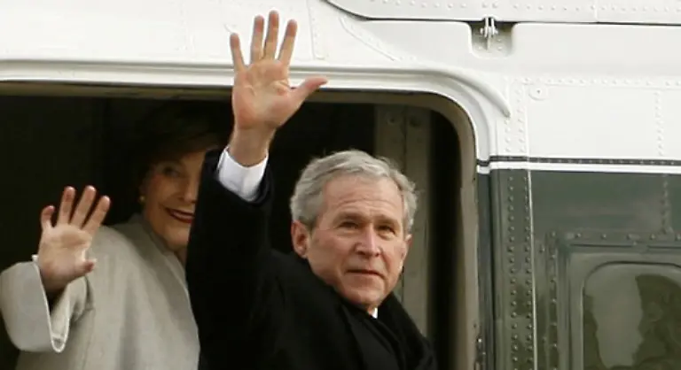 Dann-begleiten-die-Obamas-George-W-und-Laura-Bush-zu-ihrem-Hubschrauber-Sie-fliegen-nach-einem-Zwischenstopp-auf-dem-Luftwaffenstuetzpunkt-Andrews-bei-Washington-weiter-nach-Texas