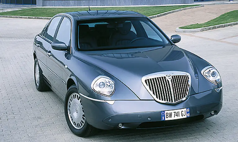 Den-Italienern-sagt-man-eine-grosse-Stilsicherheit-nach-Design-und-Geschmack-gehen-Hand-in-Hand-Dass-das-nicht-immer-so-sein-muss-zeigt-der-Lancia-Thesis-Freundliches-Gesicht-aber-nicht-gerade-schoen