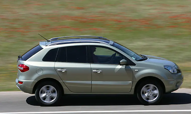 Tja-der-Koleos-kam-irgendwie-zu-spaet-Als-SUVs-schon-als-Klimaschweine-gebrandmarkt-waren-brachte-Renault-seines-auf-den-Markt-Nun-ein-bisschen-Nashorn-scheint-auch-drin-zu-sein