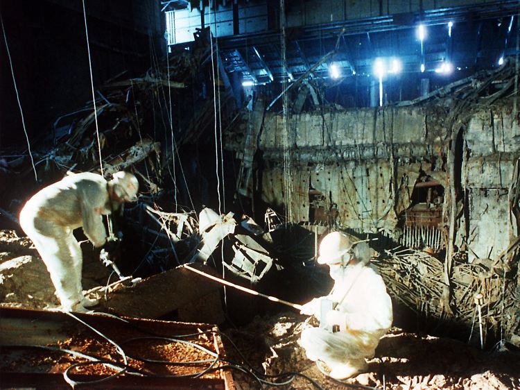 Eine Bergungsmannschaft im geborstenen Reaktor von Tschernobyl. (Archivfoto vom 1986).