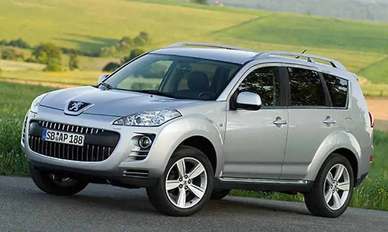 Aehnliches-gilt-auch-fuer-seinen-Landsmann-den-Peugeot-4007-Die-Kooperation-mit-Mitsubishi-hat-den-Franzosen-dann-auch-noch-ein-SUV-beschert-Egal-welche-Motorhaube-und-welche-Kotfluegel-man-auf-den-Outlander-schraubt-Schoener-wird-er-einfach-nicht