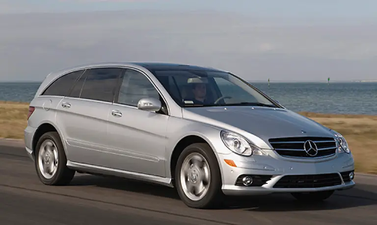 Die-R-Klasse-wurde-eigentlich-fuer-den-US-Markt-entwickelt-Daher-verwundert-es-vielleicht-auch-nicht-dass-die-Mischung-zwischen-SUV-und-Van-in-Deutschland-bisher-sehr-selten-zu-sehen-ist-Das-koennte-auch-am-Einstiegspreis-von-knapp-50-000-Euro-liegen