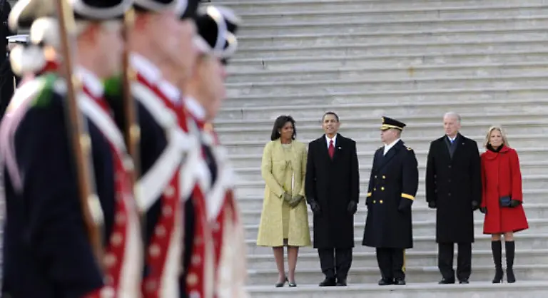 Anschliessend-nimmt-Obama-eine-Parade-vor-dem-Kapitol-ab