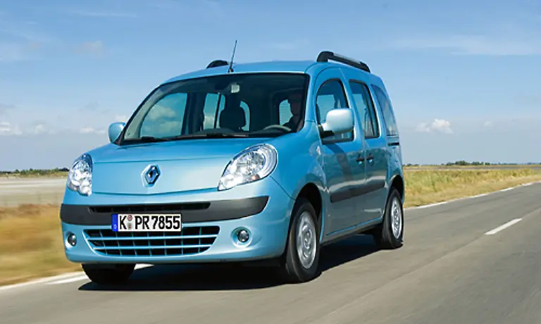 Renaults-Kangoo-hatte-wenig-Ambitionen-auf-Designerpreise-Nutzwert-stand-bei-ihm-an-erster-Stelle-Dass-bei-diesen-Vorgaben-keine-Schoenheit-geschaffen-wurde-mag-man-verzeihen-Seine-Staerken-liegen-eher-in-der-Familientauglichkeit-und-dem-guenstigen-Preis