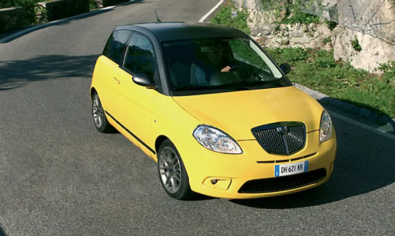 Immerhin-ist-Lancia-sehr-konsequent-was-die-Formgebung-der-Fahrzeugfront-angeht-Doch-was-beim-Thesis-schon-nicht-wirklich-schoen-ist-wirkt-auch-beim-kleinen-Bruder-nicht-besser-Komischerweise-sieht-der-markante-Kuehlergrill-beim-Delta-durchaus-schoener-aus