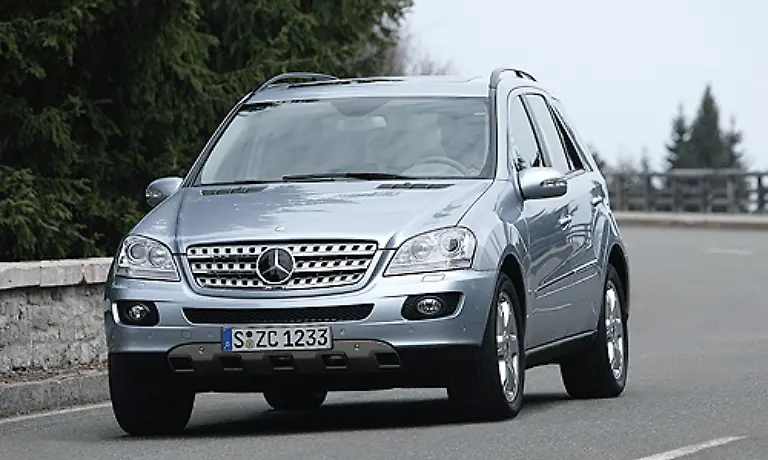 In-diese-Sippenhaft-der-SUVs-ist-sicher-auch-die-M-Klasse-gefallen-Gross-protzig-und-wenig-umweltfreundlich-Der-neue-Kuehlergrill-hat-das-Aussehen-des-Edel-SUVs-wohl-auch-nicht-verbessert