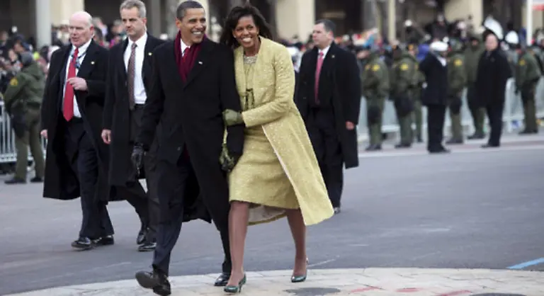 Begleitet-vom-tosenden-Applaus-der-Zuschauer-laeuft-er-einige-Minuten-Hand-in-Hand-mit-seiner-Frau-Michelle-die-Pennsylvania-Avenue-entlang-Spaeter-steigen-sie-wieder-in-ihre-gepanzerte-Limousine