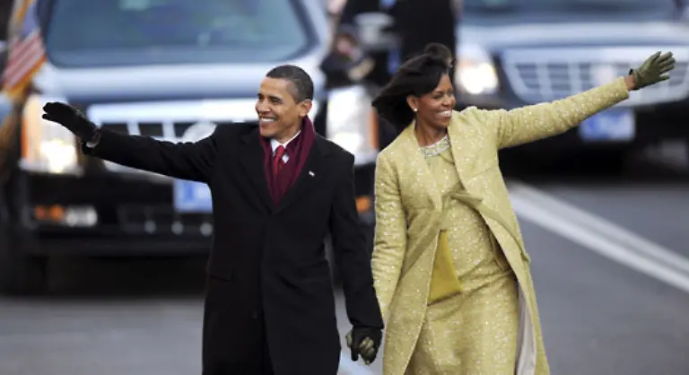 Die-frisch-gebackene-First-Lady-der-USA-Michelle-Obama-traegt-an-diesem-kalten-Tag-uebrigens-ein-Mantel-Kleid-Ensemble-der-amerikanischen-Designerin-Isabel-Toledo