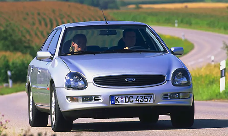Der-Ford-Scorpio-hat-sich-seit-seinem-Facelift-1994-sehr-dem-Aussehen-amerikanischer-Automobile-angenaehert-Das-hat-in-Europa-viele-Kaeufer-vergrault-Zwei-Glubschaugen-und-ein-aeusserst-wuchtiges-Heck-sind-nun-mal-nicht-so-nach-dem-hiesigen-Geschmack
