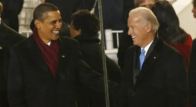 Knapp-fuenf-Stunden-nach-seinem-Amtseid-betritt-Obama-erstmals-in-seiner-neuen-Funktion-als-US-Praesident-das-Weisse-Haus