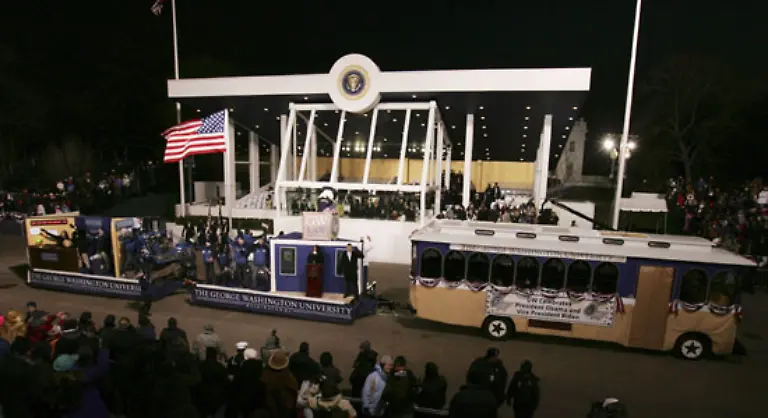Hier-verfolgen-die-Obamas-von-einer-eigens-fuer-diesen-Tag-gezimmerten-Tribuene-das-Defilee-der-traditionellen-Inaugurationsparade