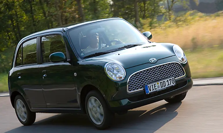 Daihatsu-ist-bekannt-fuer-Nachahmungen-von-gut-verkauften-Modellen-Beim-Trevis-ging-der-Mini-Nachbau-aber-nach-hinten-los-Kuerzlich-sah-der-Autor-sogar-einen-Trevis-mit-Mini-Emblemen-vorne-und-hinten-Hilft-auch-nichts