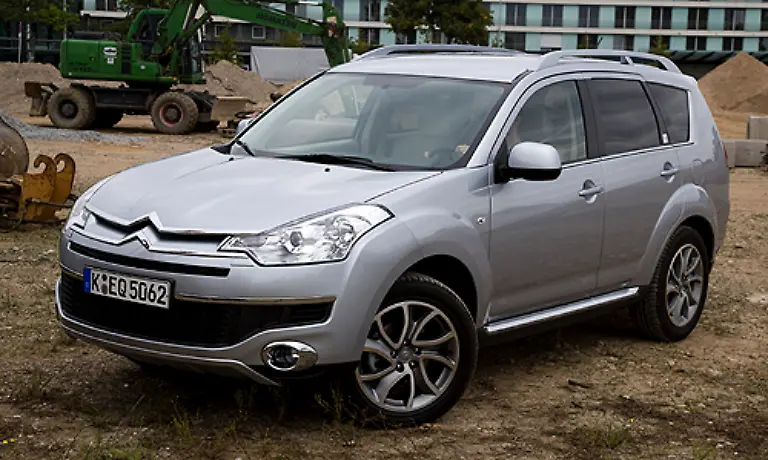 Fuer-Citroen-C-Crosser-gilt-das-gleiche-wie-fuer-den-Peugeot-4007-Nur-eine-andere-Fahrzeugfront-auf-einen-Outlander-zu-bauen-macht-ihn-eben-auch-nicht-huebscher-Das-fanden-auch-einige-unserer-Leser