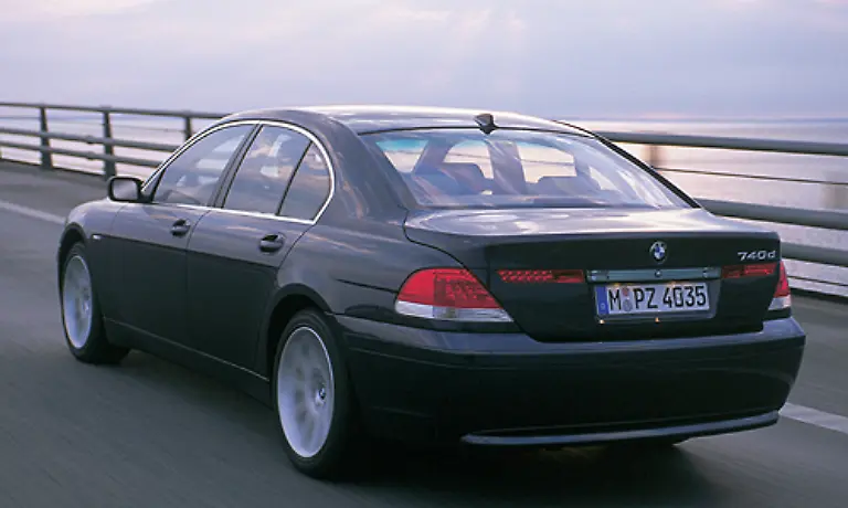 Auch-das-Heck-mit-der-irgendwie-aufgesetzten-Kofferraumabdeckung-bot-Anlass-zur-Kritik-Doch-die-Muenchner-scheinen-den-Bogen-gefunden-zu-haben-Das-neue-Modell-ist-wieder-ein-echter-BMW