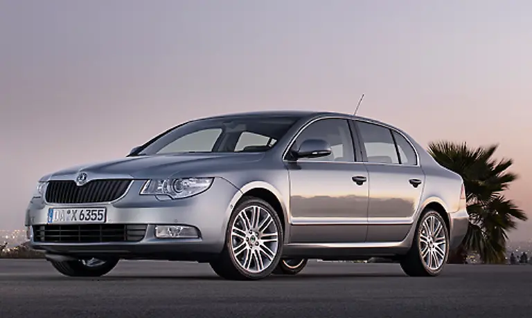 Gut-ein-aufregendes-oder-auch-schoenes-Auto-sieht-anders-aus-Doch-die-Stimmen-fuer-den-Superb-von-Skoda-wundern-schon-etwas-Wahrscheinlich-ist-es-die-in-Formen-gebrachte-Vorsicht-die-das-Auto-der-Kritik-aussetzt