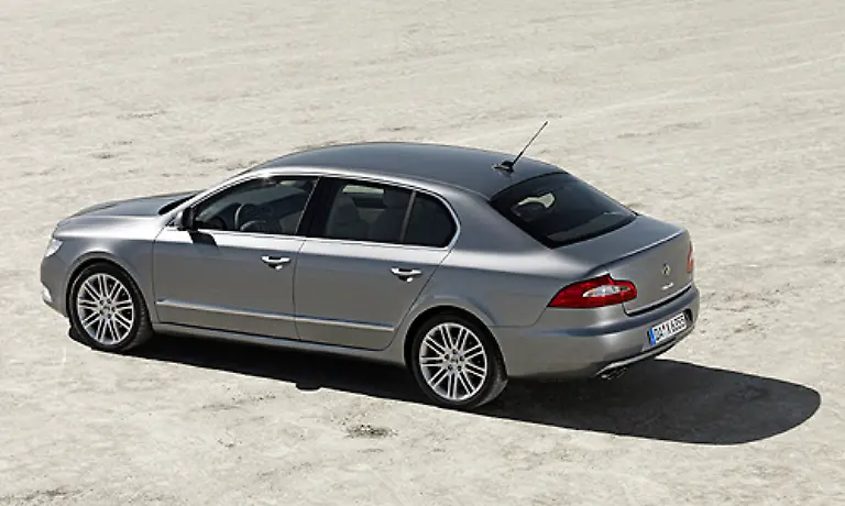 Bloed-wenn-man-sich-nicht-entscheiden-kann-ob-rund-oder-eckig-brachte-es-ein-Leser-auf-den-Punkt-Dennoch-ein-solider-Passat-Abklatsch