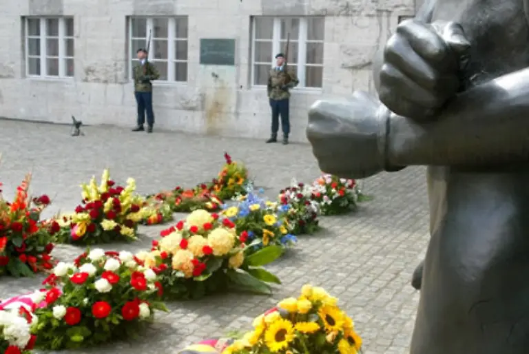 Hofft-und-bangt-dass-es-anders-ausgehen-wird-Vergebens-Und-wenn-Stauffenberg-dann-am-Ende-erschossen-wird-ist-man-tief-beruehrt-und-bewegt