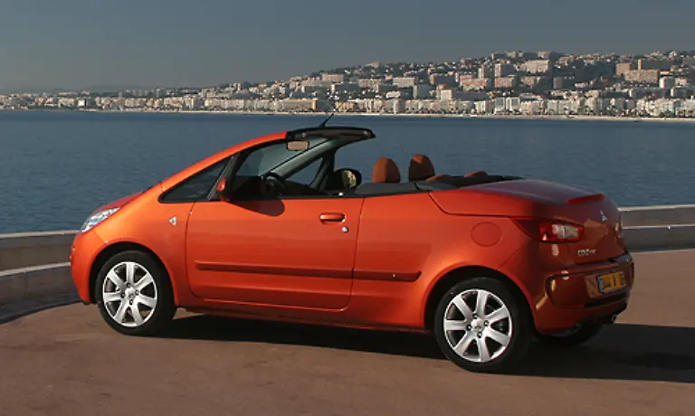 Zugegeben-Eine-Mischung-aus-Cabrio-und-Coup-zu-entwerfen-ist-eine-schwierige-Aufgabe-Muss-ja-auch-eigentlich-nicht-sein-Dass-sich-die-Designer-von-Mitsubishi-mit-dem-Colt-CZC-dieser-Pruefung-gestellt-haben-verdient-immerhin-ein-kleines-bisschen-Anerkennung