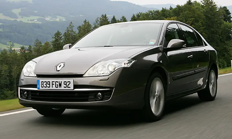 Das-koennte-man-auch-vom-Renault-Laguna-behaupten-Besonders-die-Scheinwerfer-boten-Anlass-zur-Kritik-bei-unseren-Lesern-Da-kann-man-nur-schwer-widersprechen-auch-wenn-das-Auto-sonst-durchaus-nicht-unansehnlich-ist