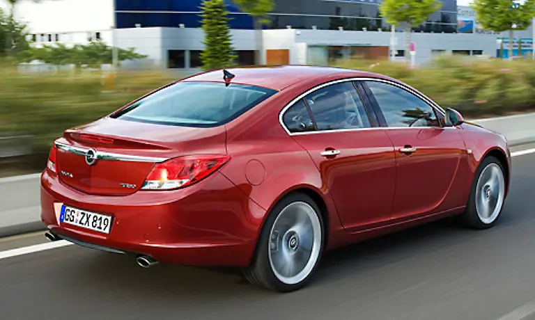 Insbesonders-das-Heck-wurde-kritisiert-Das-fanden-einige-Leser-aufgesetzt-Auch-der-mangelnde-Platz-im-Innenraum-und-die-halbrunde-Ladekante-des-Kofferraums-wurden-bemaengelt-was-allerdings-weniger-mit-dem-Aussehen-zu-tun-hat