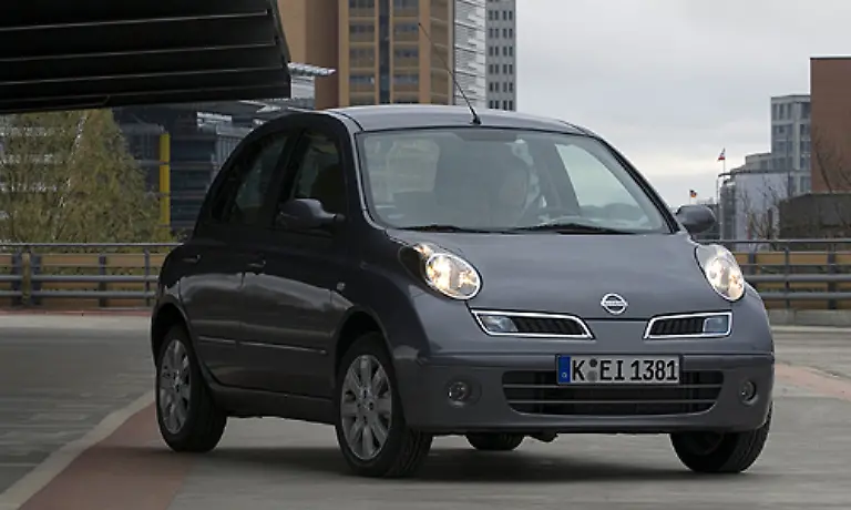 Warum-der-Nissan-Micra-so-deutlich-vor-seinem-Bruder-dem-Renault-Twingo-gelandet-ist-Glubschaugen-sollten-irgendwie-auch-passen-Da-hat-er-sie-und-es-ist-doch-nicht-recht-Aber-im-Ernst-Die-Front-ist-wirklich-kein-Hingucker