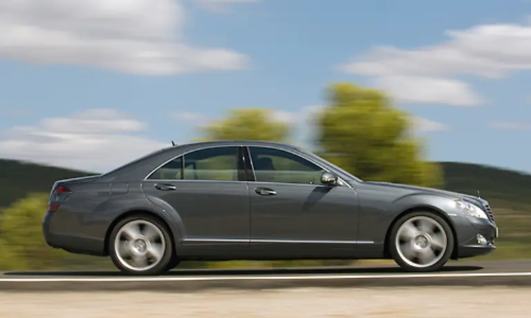 Protzig-sieht-sie-aus-die-neue-S-KLasse-von-Mercedes-Weit-ausgestellte-Kotfluegel-langgezogene-Konturen-Was-manch-ein-Tuner-gerne-an-sein-Auto-bastelt-wird-beim-Oberklasseflaggschiff-nicht-gerne-gesehen