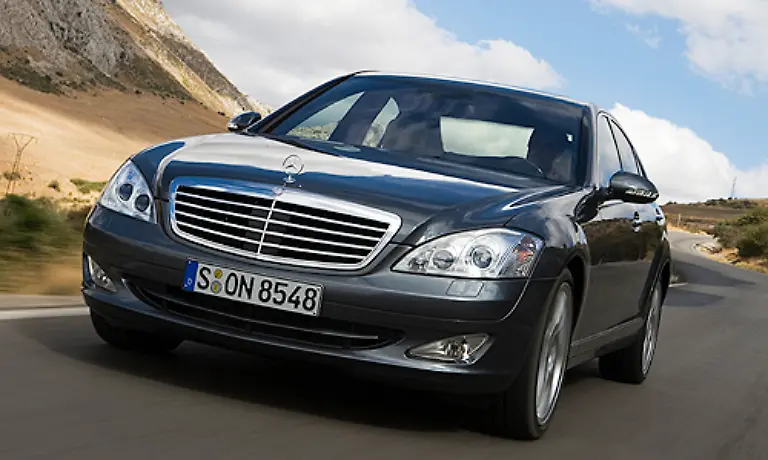 Wenig-zu-sehen-vom-sonstigen-Understatement-der-S-Klasse-frueherer-Baujahre