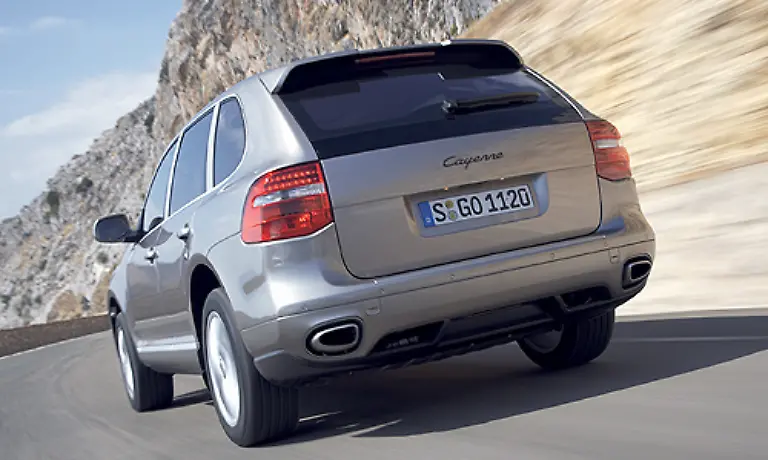 und-seine-zweifellos-ungeheuren-Dimensionen-ausgerichtet-Einen-Sportwagen-aufzubocken-und-ihn-auf-Traktorreifen-zu-stellen-ist-keine-kuenstlerische-Leistung-schrieb-ein-Leser-zu-dem-Edel-SUV