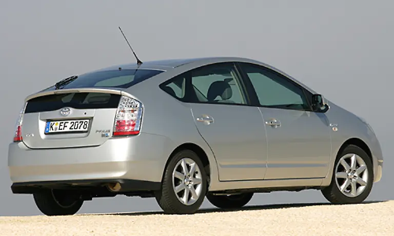 In-der-Tat-hat-der-Prius-neben-einer-Stummelhaube-die-dazu-absolut-uneinsehbar-ist-ein-recht-merkwuerdiges-Heck-Solche-Formen-schrecken-nun-mal-auch-klimabewusste-Kaeufer-ab