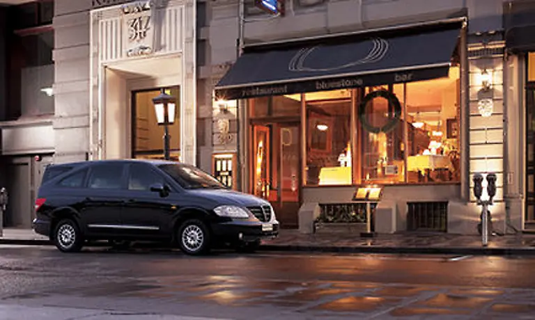 Was-passiert-wenn-einem-Designer-kurz-vor-der-Deadline-einfaellt-dass-das-Ladevolumen-des-Autos-zu-klein-ist-Er-zeichnet-noch-schnell-was-dran-So-muss-es-etwa-beim-SsangYong-Rodius-passiert-sein