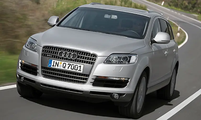 Noch-ein-Fall-fuer-die-SUV-Sippenhaft-Eher-nicht-Wer-neben-dem-Audi-Q7-an-der-Ampel-steht-bekommt-es-eben-mit-der-Angst-zu-tun-Dass-das-nicht-ganz-unberechtigt-ist-hat-ein-Crashtest-des-ADAC-gezeigt-bei-dem-der-Q7-einen-kleinen-Fiat-500-uebel-zugerichtet-hat