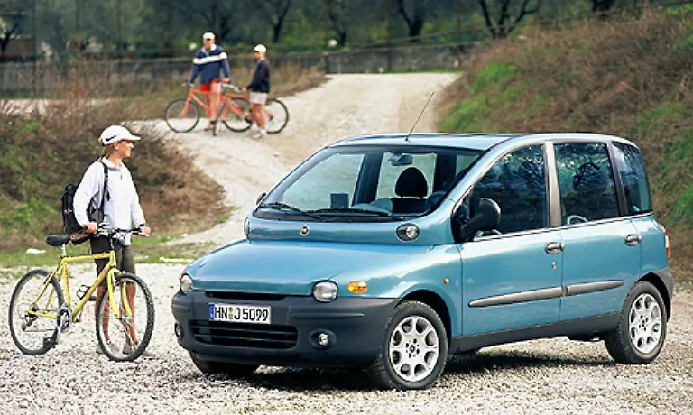 Er-ist-der-ungeschlagene-Koenig-unter-den-haesslichen-Autos-Auch-wenn-der-Fiat-Multipla-in-der-Form-schon-seit-2004-nicht-mehr-gebaut-wird-Doch-mit-seinem-absonderlichen-Aeusseren-hat-er-es-sogar-ins-New-Yoker-Museum-of-Modern-Art-geschafft