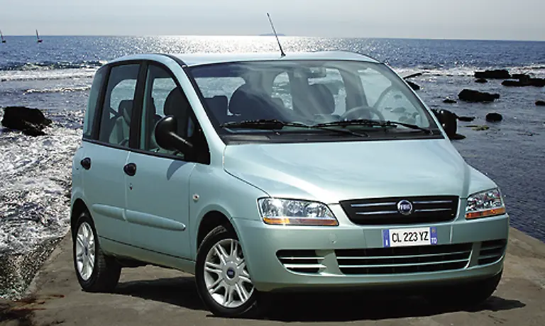 Ein-Leser-meinte-der-Multipla-sieht-aus-wie-das-Auto-mit-dem-Homer-Simpson-seinen-Verwandten-ruiniert-hat-Das-Entfernen-des-Rettungsrings-2004-hat-den-Schmerz-des-Ansehens-etwas-gelindert