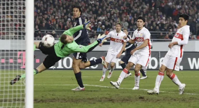 Dann-vertaendelte-Arthur-Boka-einen-Ball-gegen-Bastian-Schweinsteiger-der-nach-kurzem-Antritt-abzog-133