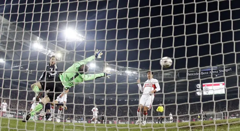 133-und-Stuttgarts-Keeper-Jens-Lehmann-aus-spitzem-Winkel-mit-einem-Schuss-ins-lange-Eck-ueberwand
