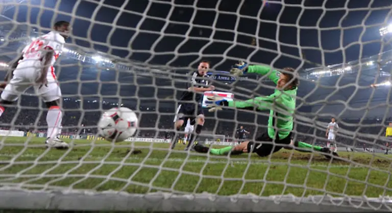 Ribery-nutzte-in-der-16-Minute-die-Verwirrung-in-der-Defensive-des-VfB-und-schob-nach-Flanke-von-Philipp-Lahm-und-Ablage-von-Toni-aus-kurzer-Distanz-zum-2-0-ein