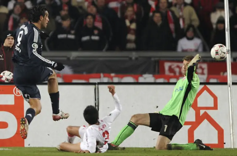 133-traf-Luca-Toni-zum-3-0-Pausenstand