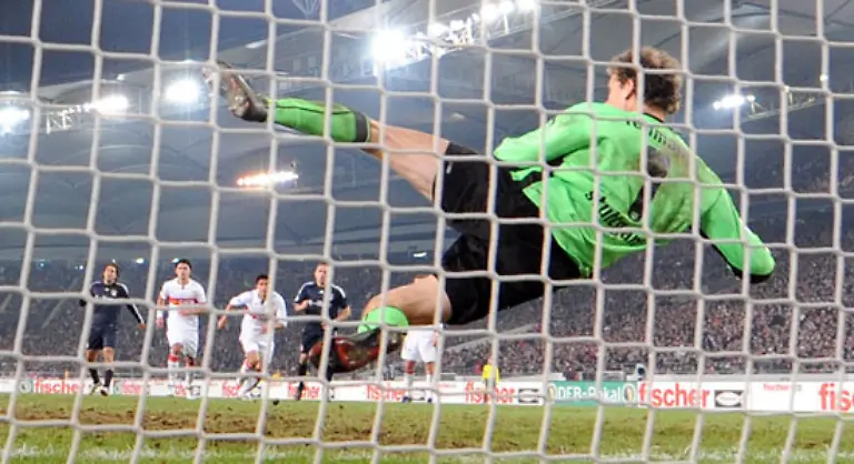 Dennoch-reichte-es-gegen-die-demoralisierten-Gastgeber-in-der-54-Minute-noch-zu-Schweinsteigers-zweitem-Treffer-Diesmal-traf-er-per-Elfmeter-nachdem-Lehmann-zuvor-Ze-Roberto-gefoult-hatte