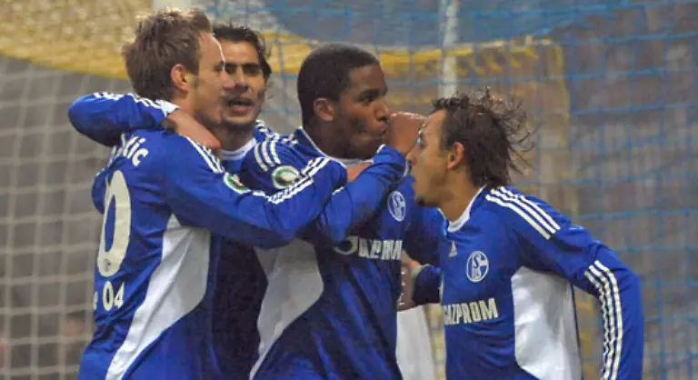 Stuermer-Jefferson-Farfan-brachte-Schalke-mit-zwei-Toren-auf-die-Siegerstrasse