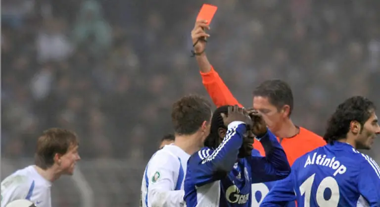 Weil-er-jedoch-nicht-ins-Tor-sondern-nur-seinen-Gegenspieler-ruede-traf-flog-er-mit-Rot-vom-Platz