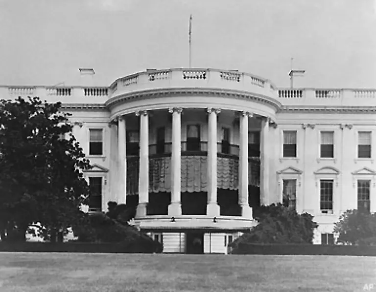 Nach-der-Grundsteinlegung-im-Jahr-1792-wurde-es-nach-dem-Vorbild-eines-irischen-Herrenhauses-im-klassizistischen-Stil-errichtet