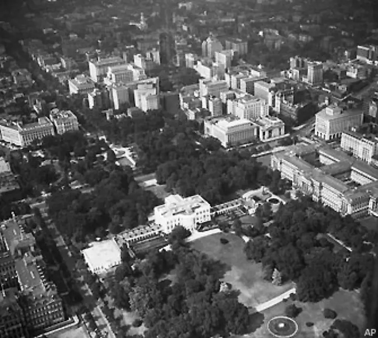 Die-malerisch-in-einem-Park-gelegene-amerikanische-Machtzentrale-wurde-mehrfach-erweitert