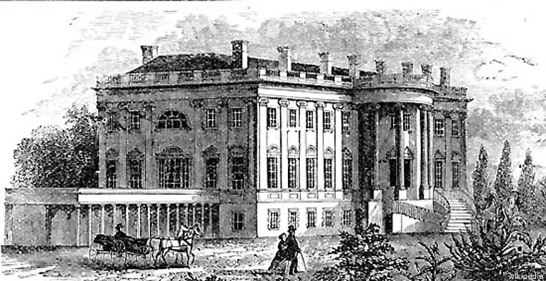 Von-der-Strasse-ist-fast-nur-das-historische-Hauptgebaeude-zu-sehen-Die-beiden-spaeter-angefuegten-Seitentrakte-sind-kaum-zu-erkennen