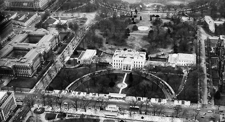 Der-Ostfluegel-entstand-waehrend-des-Zweiten-Weltkrieges-zunaechst-hauptsaechlich-um-den-darunter-liegenden-Bunker-zu-verbergen