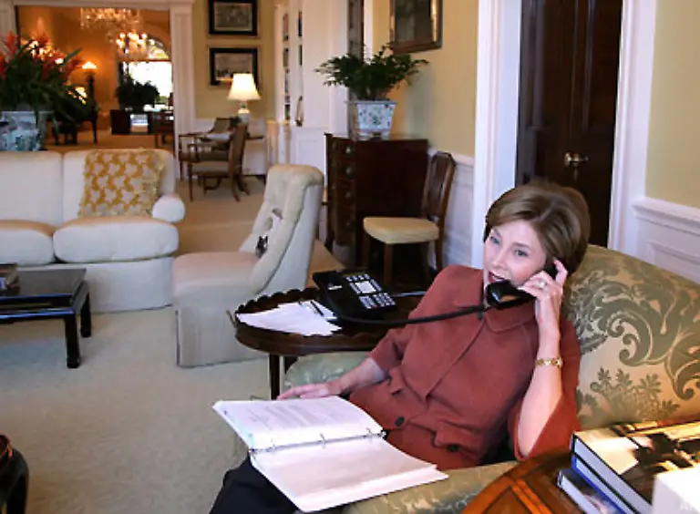 Inzwischen-hat-hier-die-First-Lady-ihre-Arbeitsraeume-ausserdem-betreten-Besucher-das-Weisse-Haus-durch-diesen-Fluegel