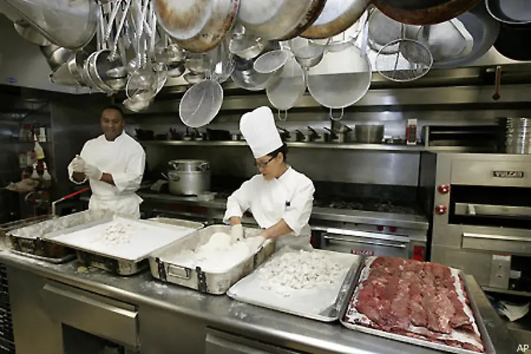 Die-Kueche-kann-ein-Menue-fuer-140-Gaeste-oder-einen-Imbiss-fuer-mehr-als-1000-Menschen-bereiten