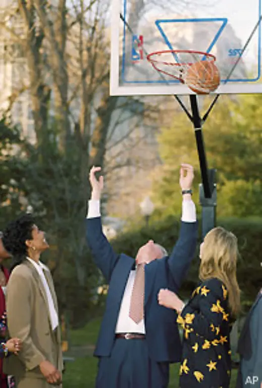 Praesident-Obama-liess-zudem-ein-bereits-vorhandenes-Basketballfeld-besser-ausstatten